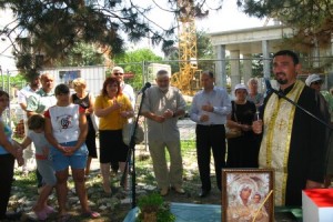 Успение на Пресвета Богородица в двора на новостроящата се църква в Ямбол