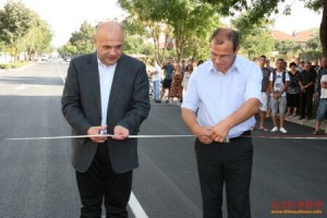 Кметът Петър Киров заедно с Министър Томислав Дончев прерязаха лентата на реновираните улици в града