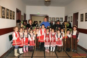 Малките коледари посетиха община Елхово