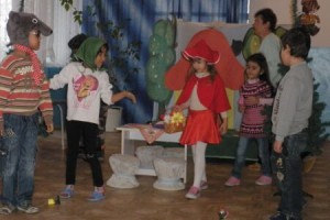 Децата от  ЦДГ „Здравец” – Болярово  изнесоха малко представление