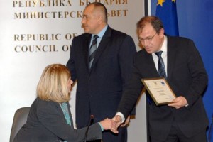 Бойко Борисов връчи на Петър Киров договор за пречиствателна станция на официална церемония
