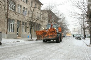 Продължава работата по обработването на улиците на град Елхово