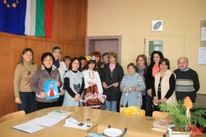 Снимки: Клубове от проект „Успех“ закичиха своите преподаватели в ПГ „Стефан Караджа” – Елхово