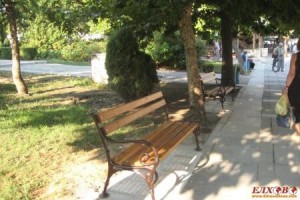 Снимки: Централната градска част на Елхово с нови пейки. Предстои зацветяване…
