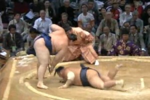 Видео: Даниел Иванов – Аоияма стартира с победа в последния за годината класически турнир по сумо в Япония