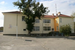 Снимки: Продължават подобренията в училището на едно от най-големите села в община Елхово – Гранитово