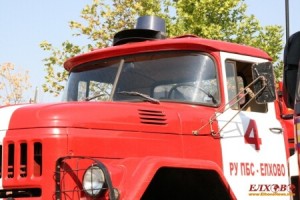 Пожарникарите от ПБЗН-Елхово спасиха автобус от пожар на улица Марица