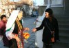 Снимки: Баба Марта върза мартенички на жителите в Елхово