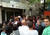Снимки: Ден след парламентарните избори пред бюрото по труда в Елхово се наредиха стотици роми