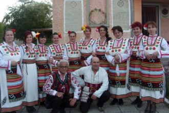 Снимки: Танцов клуб „Цветница” при читалище „Развитие” взе участие в празничната програма на село Пчела