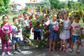 Снимки: Децата от ЦДГ Надежда с почит и уважение към великото дело на Кирил и Методий