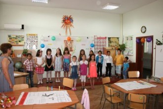 Снимки: Пъровкласници от ОУ „Св. Паисий Хилендарски“ – Елхово получиха своите първи удостоверения