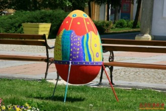 Снимки: Великденските яйца поставени в градниката пред цъкрвата се превърнаха в хит по време на празниците