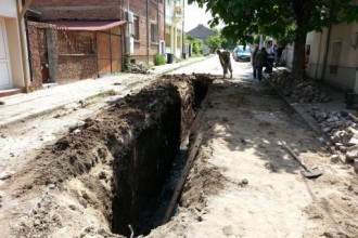Снимки: Служители на ВиК подменят аварирала тръба на мръсния канал по улица Раковски в Елхово