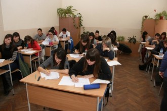 Снимки: 124 зрелостника се явиха на изпит по математика в община Елхово