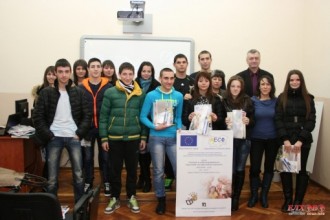 Снимки: Ученици от Гимназия „Св. Кл. Охридски” – гр. Елхово, представиха нови технологии за архивиране