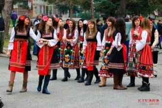 Любителски народни танци за младежи в Елхово