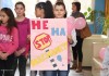 Снимки: Учители и ученици от ОУ „Св. св. Кирил и Методий“ се присъединиха към Деня на розовата фланелка