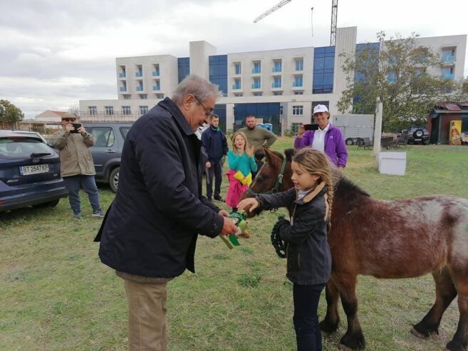Малката Дени получава розетка и поздравления от д-р Крум Рашков, вицепрезидент на БФКС