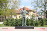Озелениха пространството около паметника на Велко Кънев в град Елхово (+снимки)