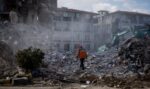 Издирват оцелели след вчерашните земетресения в Турция