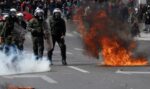 Гръцката полиция използва сълзотворен газ срещу анархисти (СНИМКИ)