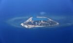 Китай твърди, че американски военен кораб е навлязъл незаконно във водите около спорни острови