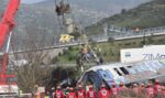 Разследва се възможността експлозията след катастрофата в Гърция да е причинена от бутилки с газ