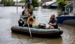 13 души са в неизвестност след наводнението заради разрушения язовир в Украйна