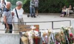 Хора оставят цветя на площада във френския град Анси, където бяха нападнати малки деца