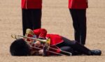 Трима гвардейци припаднаха по време на репетицията за рождения ден на Чарлз III (ВИДЕО)