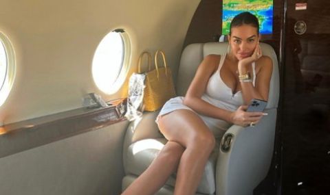 Половинката на Роналдо пръска сексапил в частния си самолет