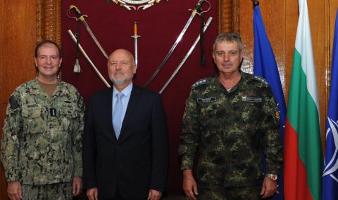 Тодор Тагарев проведе среща с ключов за Черно море командир от НАТО