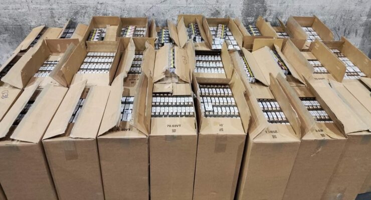 Откриха 300 000 къса контрабандни цигари и недекларирани „маркови“ облекла в микробус на Лесово (+снимки)