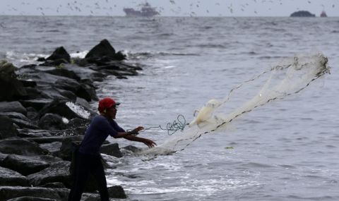 Търговски кораб блъсна лодката на филипински рибари, загинаха трима