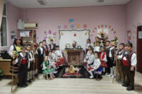 Ученици от 2-ри клас в ОУ „Св. Паисий Хилендарски“ разкриват красотата на българската коледна традиция (+снимки)