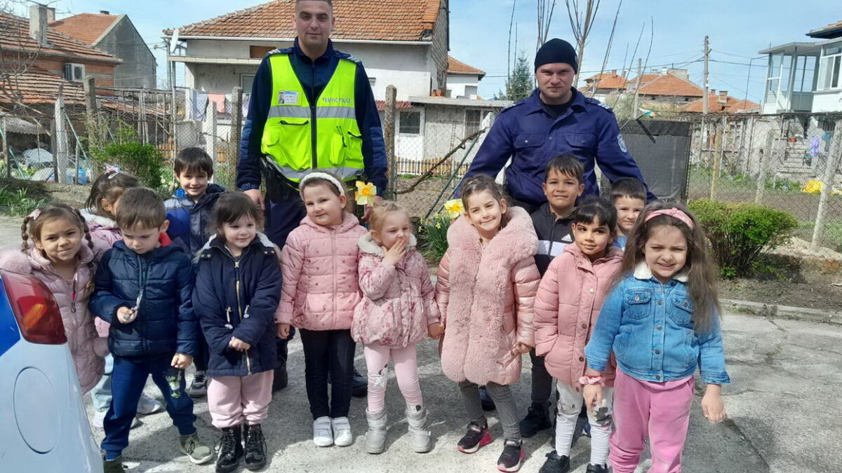Полицаи гостуваха в Детска градина „Надежда“ (+снимки)