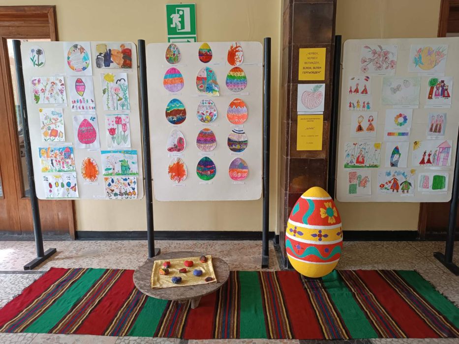 Деца от школа по изобразително изкуство в Елхово представиха изложба посветена на предстоящите празници (+снимки)