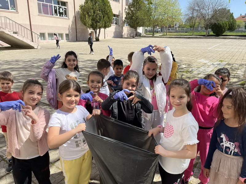 Ученици от ОУ „Св. Паисий Хилендарски“ – гр. Елхово се включиха в инициативата за почистване на град Елхово (+снимки)