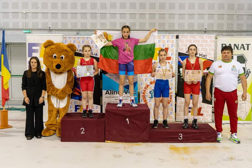 Златен медал за Иванина Дианова от международен турнир по борба в Румъния (+снимки)