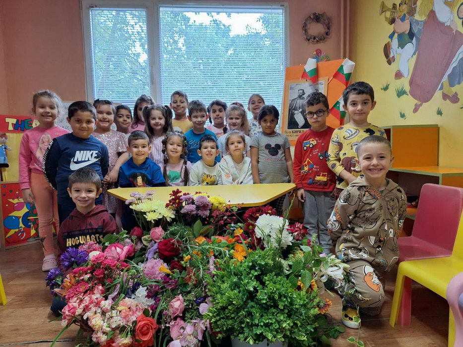 ДГ "Надежда" отбелязва 24 май с цветя, венци и признание за учител на годината /снимки/